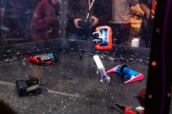 spinny boiii flying in the chaotic beetleweight rumble