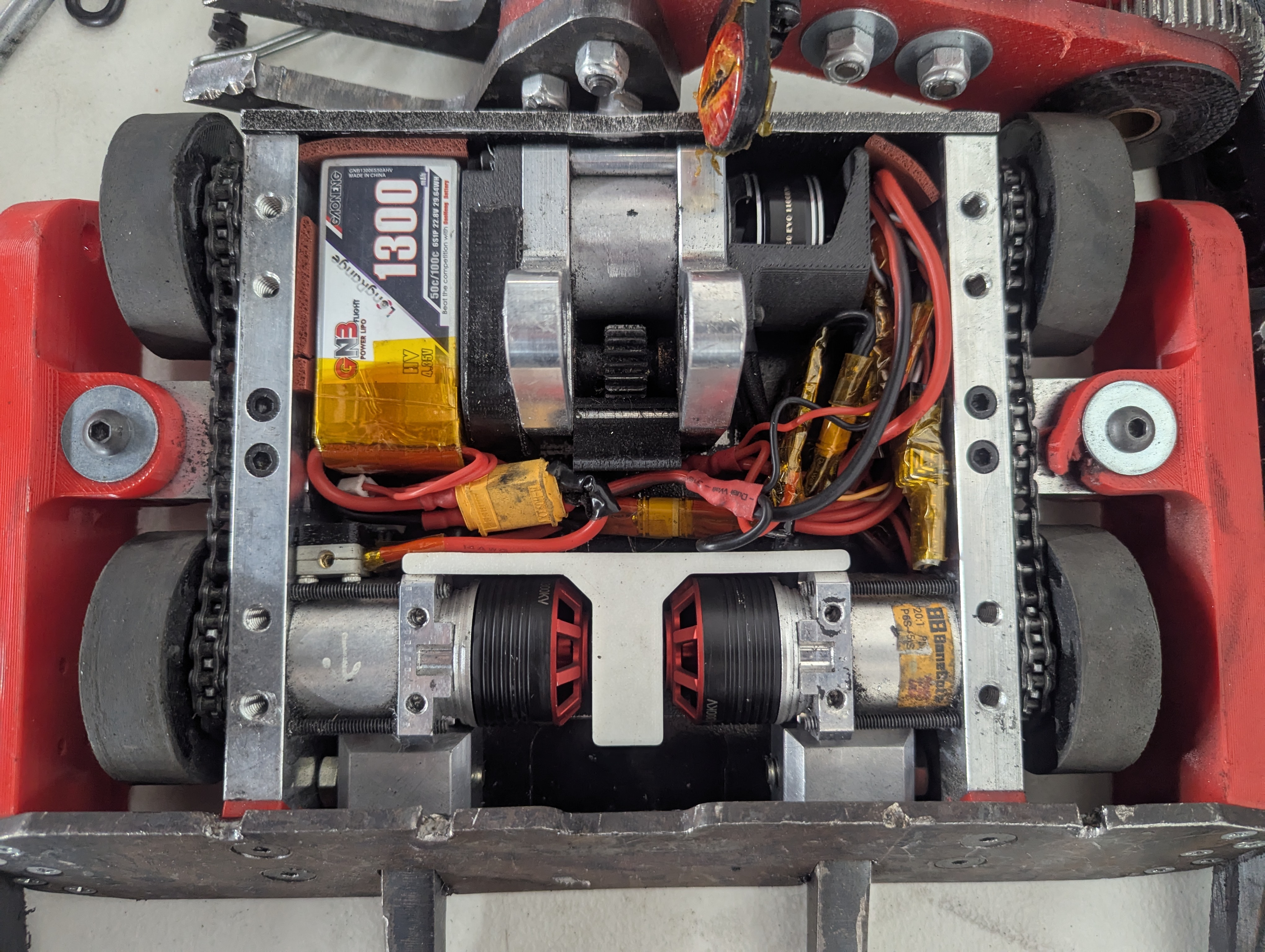 Internal layout showing off the frame-integrated drive gearboxes, the small lifter mechanism, and the electronnics