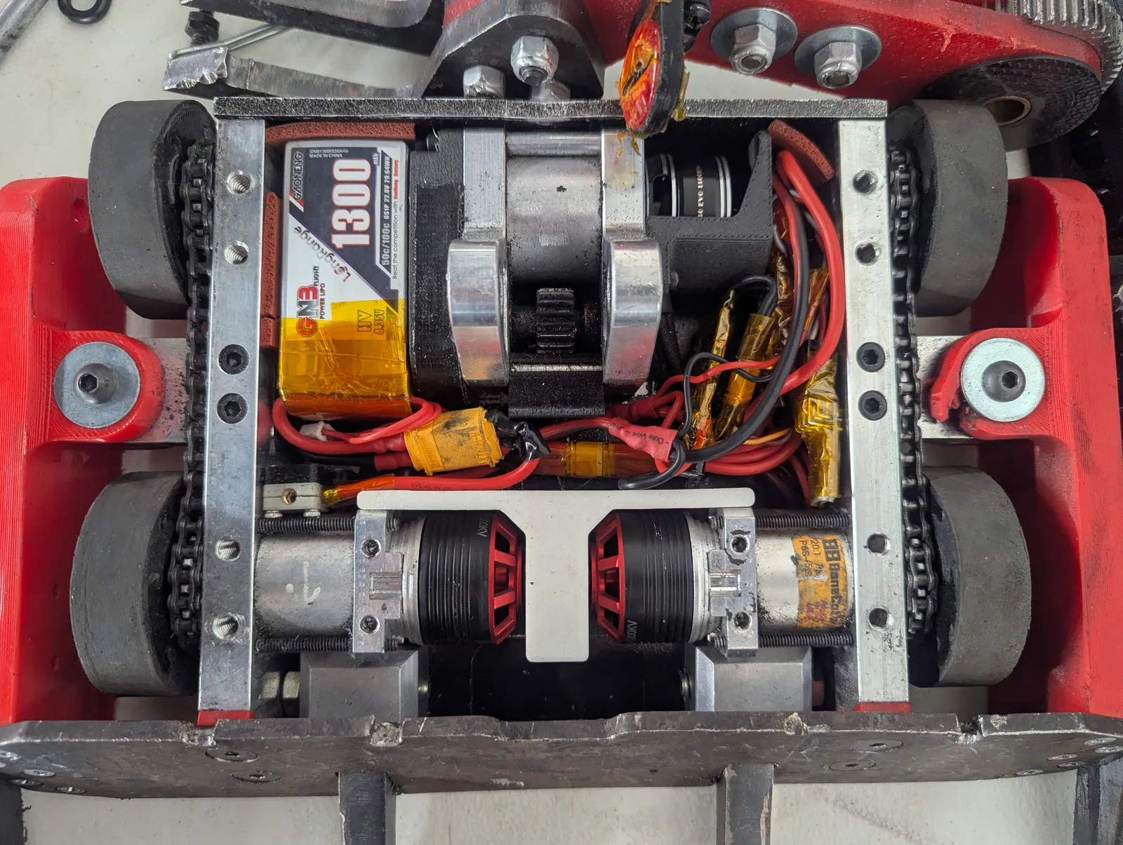 Internal layout showing off the frame-integrated drive gearboxes, the small lifter mechanism, and the electronics